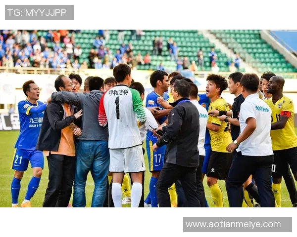 足球明星赛前意外受伤瞬间视频引发球迷热议与担忧