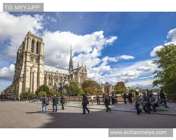 退役足球明星重聚合影展现昔日辉煌与友谊的永恒瞬间